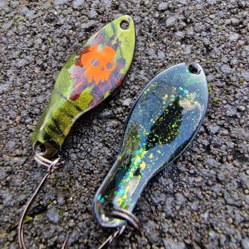 Rush 1.5g Spoon #075 UV Aktiv Skull Orange Fire / Black Holo Flakes Gold Green Turquoise