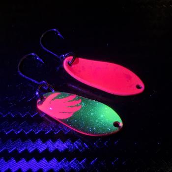 Preview: Yami 2.5g Spoon #093 UV Aktiv Apex Predator – Night Crawler - Pink-Black-Yellow / Pink - Holo Flakes Gold