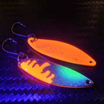 Preview: Kicker 3.5g Spoon #094 UV Aktiv Apex Predator – Molten Core - Orange-Black-Green-Gold Holo / Orange - Holo Flakes Pink