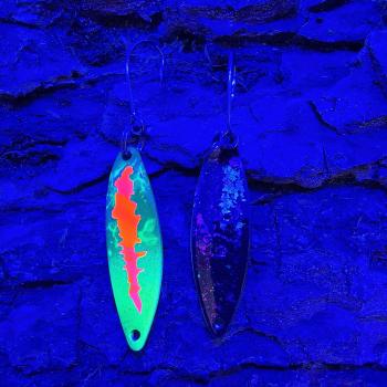 Kicker 2.7g Spoon #070 UV Aktiv Scratch Red Orange / Black Holo Flakes Pink Blue Turquoise