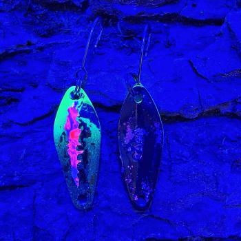 Sting 2.5g Spoon #068 UV Aktiv Scratch White Red / Black Holo Flakes Pink