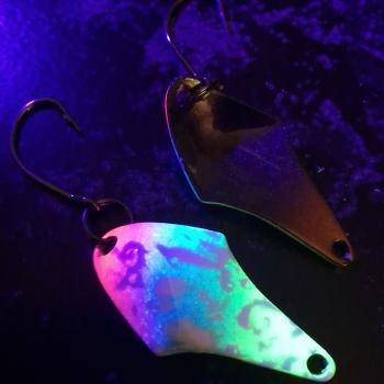 Stormy 2.3g Spoon #085 UV Aktiv Yellow Blue Pink / Flip Flop Purple-Greenbrown