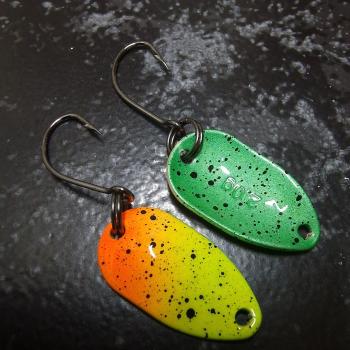 Adder 2.0g Spoon #084 UV Aktiv Yellow Orange Black Dots / Metallic Green Black Dots