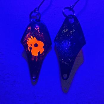 Stormy 2.3g Spoon #075 UV Aktiv Skull Orange Fire / Black Holo Flakes Gold Green Turquoise