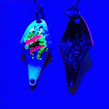 Stormy 2.3g Spoon #073 UV Aktiv MonsterClaw Pink Green Blue / Black Holo Flakes Blue