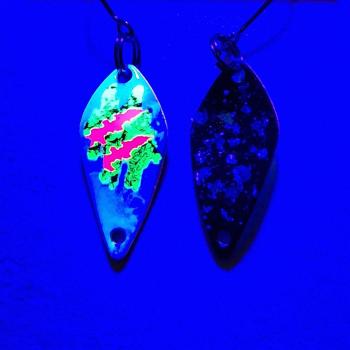 Crucial 1.9g Spoon #073 UV Aktiv MonsterClaw Pink Green Blue / Black Holo Flakes Blue