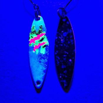 Kicker 2.7g Spoon #073 UV Aktiv MonsterClaw Pink Green Blue / Black Holo Flakes Blue