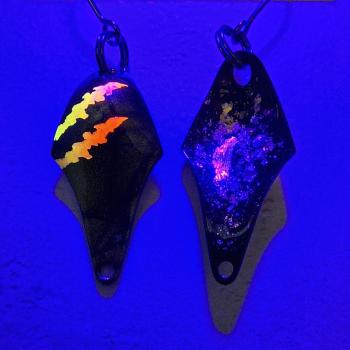 Stormy 2.3g Spoon #072 UV Aktiv Claw Yellow Orange / Black Holo Flakes Gold Silver Pink