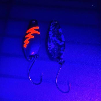 Sting 2.5g Spoon #058 UV Aktiv FlipFlop Bug Red / Black White Holo