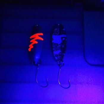 Sword 3.1g Spoon #058 UV Aktiv FlipFlop Bug Red / Black White Holo