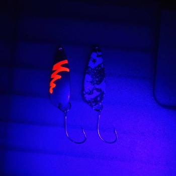 Whisper 2.2g Spoon #058 UV Aktiv FlipFlop Bug Red / Black White Holo