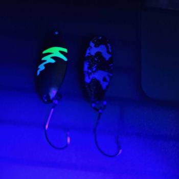 Sword 3.1g Spoon #056 UV Aktiv FlipFlop Bug Yellow Blue / Black White Holo