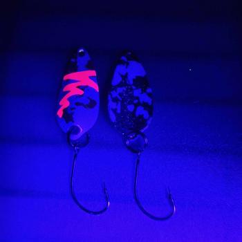 Rush 1.5g Spoon #057 UV Aktiv FlipFlop Bug Pink / Black White Holo