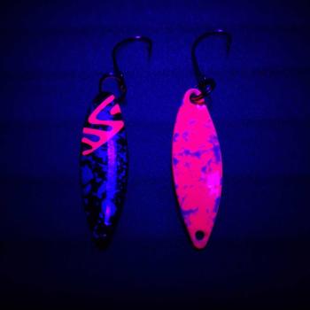 Kicker 2.7g Spoon #053 UV Aktiv Camo Pink / Pink White