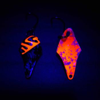 Stormy 2.3g Spoon #055 UV Aktiv Camo Orange / Orange White