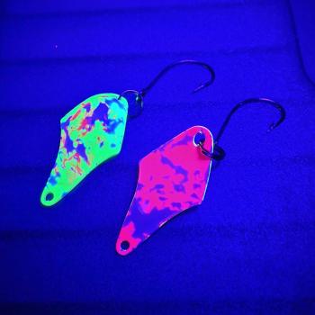 Stormy 2.3g Spoon #060 UV Aktiv Abstrakt Bloody Green/ Camo Raspberry White