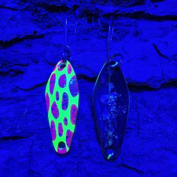 Sting 2.5g Spoon #064 UV Aktiv Leo Purple Yellow / Black Holo Flakes