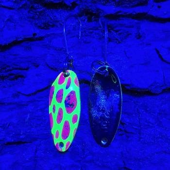 Troublemaker 2.5g Spoon #064 UV Aktiv Leo Purple Yellow / Black Holo Flakes