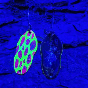 Wavemaker 3.0g Spoon #064 UV Aktiv Leo Purple Yellow / Black Holo Flakes