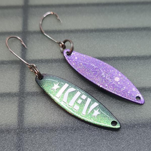 Kicker 2.7g Spoon KEV Flip Flop Green Magenta Blue / Holo Purple White Dots