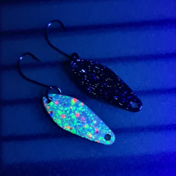 Sting 2.5g Spoon #012 UV Aktiv Million Dots White / Black Holo