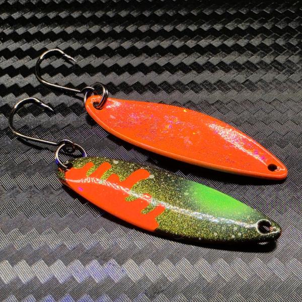 Kicker 3.5g Spoon #094 UV Aktiv Apex Predator – Molten Core - Orange-Black-Green-Gold Holo / Orange - Holo Flakes Pink
