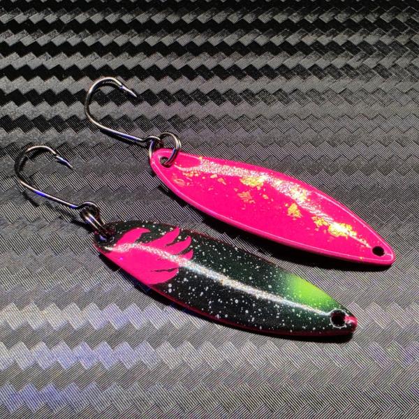 Kicker 3.5g Spoon #093 UV Aktiv Apex Predator – Night Crawler - Pink-Black-Yellow / Pink - Holo Flakes Gold