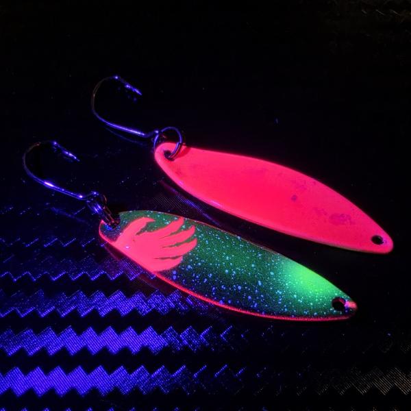 Kicker 3.5g Spoon #093 UV Aktiv Apex Predator – Night Crawler - Pink-Black-Yellow / Pink - Holo Flakes Gold
