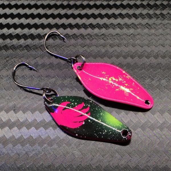 Belly 2.5g Spoon #093 UV Aktiv Apex Predator – Night Crawler - Pink-Black-Yellow / Pink - Holo Flakes Gold