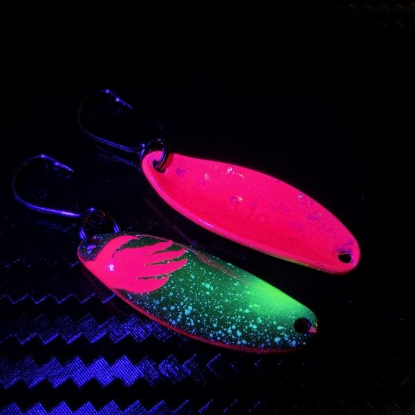 Sword 3.1g Spoon #093 UV Aktiv Apex Predator – Night Crawler - Pink-Black-Yellow / Pink - Holo Flakes Gold