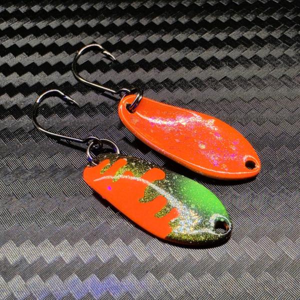 Yami 2.5g Spoon #094 UV Aktiv Apex Predator – Molten Core - Orange-Black-Green-Gold Holo / Orange - Holo Flakes Pink