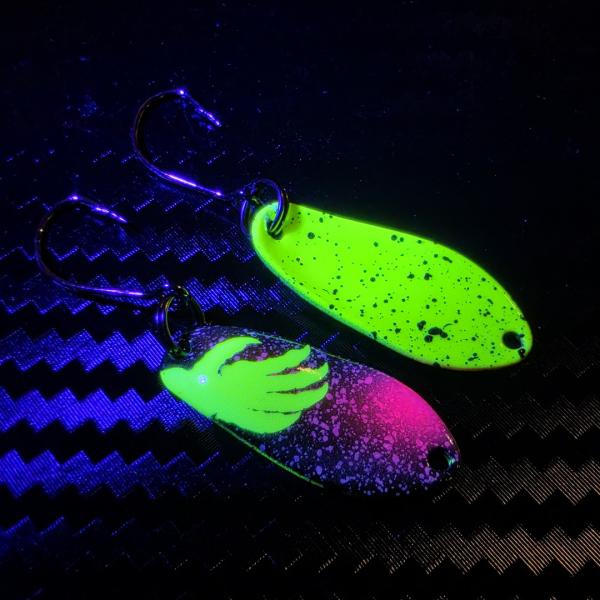 Yami 2.5g Spoon #092 UV Aktiv Apex Predator – Neon Venom - Yellow-Pink-Black / Yellow - Black Dots