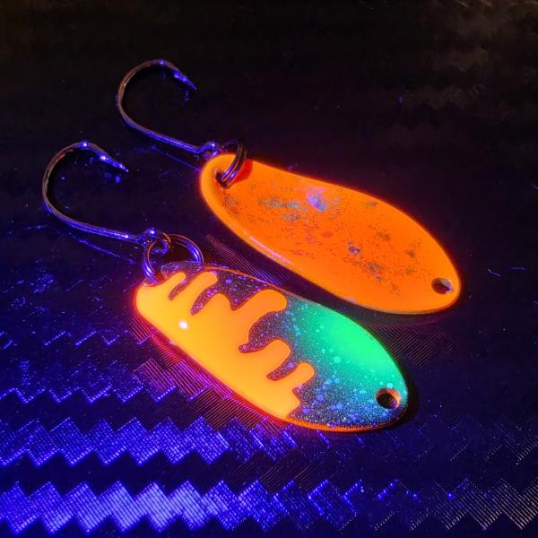 Yami 2.5g Spoon #094 UV Aktiv Apex Predator – Molten Core - Orange-Black-Green-Gold Holo / Orange - Holo Flakes Pink