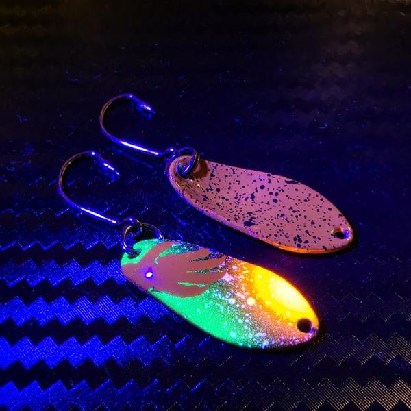 Yami 2.5g Spoon #091 UV Aktiv Apex Predator – Acid Strike - Brown-Green-Black-Orange / Brown - Black Dots