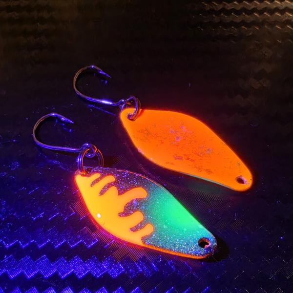 Belly 2.5g Spoon #094 UV Aktiv Apex Predator – Molten Core - Orange-Black-Green-Gold Holo / Orange - Holo Flakes Pink