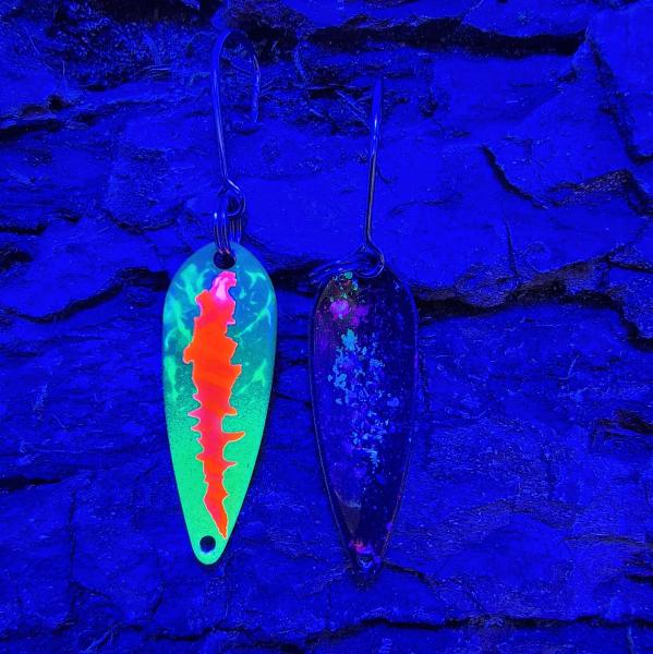 Whisper 2.2g Spoon #070 UV Aktiv Scratch Red Orange / Black Holo Flakes Pink Blue Turquoise