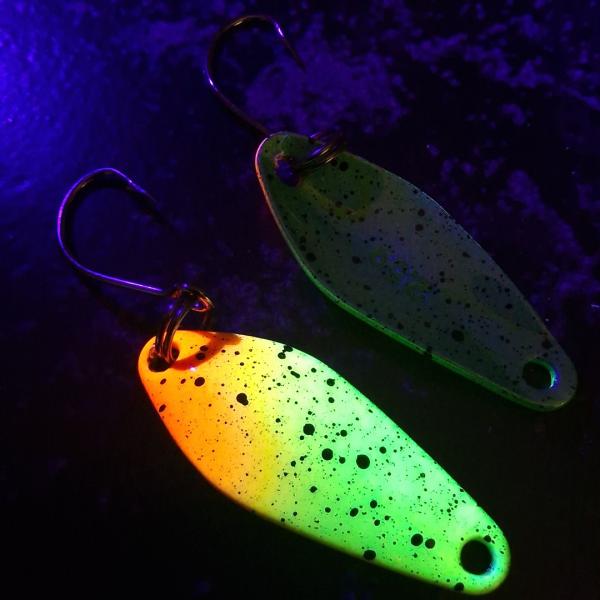 Sting 2.5g Spoon #084 UV Aktiv Yellow Orange Black Dots / Metallic Green Black Dots