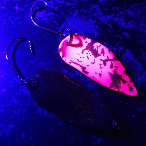 Catchmaker 2.5g Spoon #080 Dark Holo Orange / UV Aktiv Raspberry Brown