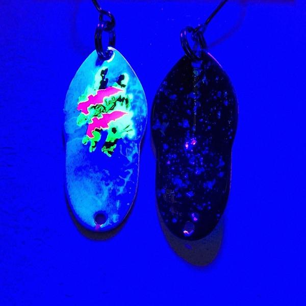 Wavemaker 3.0g Spoon #073 UV Aktiv MonsterClaw Pink Green Blue / Black Holo Flakes Blue