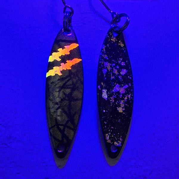 Kicker 2.7g Spoon #072 UV Aktiv Claw Yellow Orange / Black Holo Flakes Gold Silver Pink