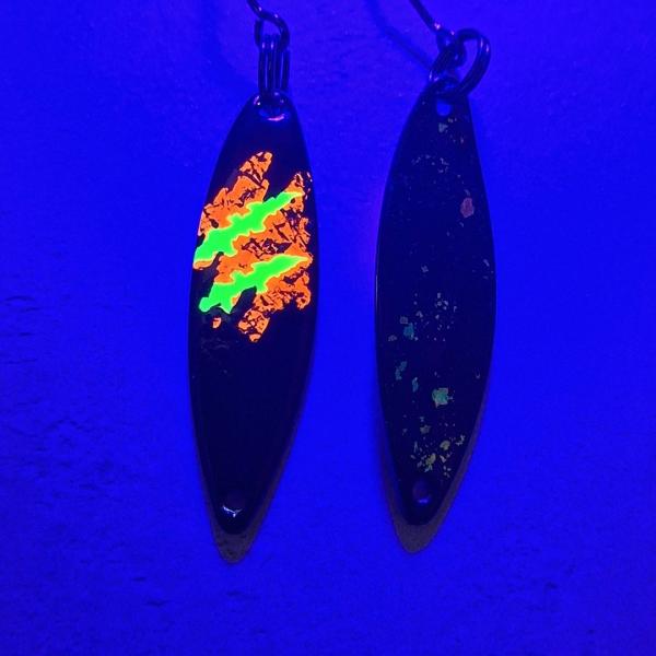 Kicker 2.7g Spoon #074 UV Aktiv MonsterClaw Yellow Red Black / Black Holo Flakes Gold Green Turquoise