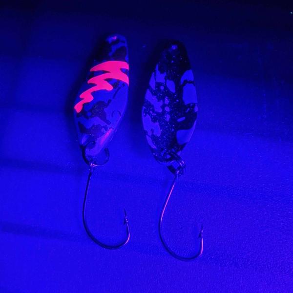 Sting 2.5g Spoon #057 UV Aktiv FlipFlop Bug Pink / Black White Holo