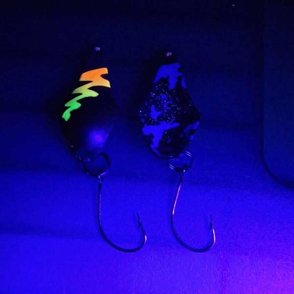 Stormy 2.3g Spoon #059 UV Aktiv FlipFlop Bug Orange Yellow / Black White Holo