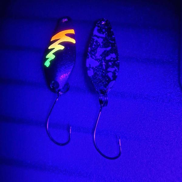 Sting 2.5g Spoon #059 UV Aktiv FlipFlop Bug Orange Yellow / Black White Holo