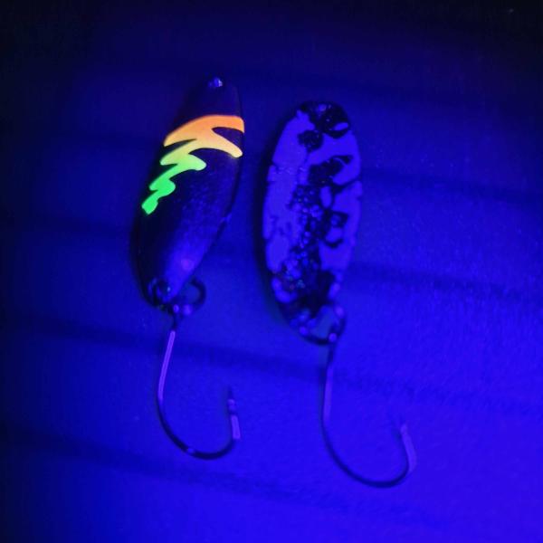 Sword 3.1g Spoon #059 UV Aktiv FlipFlop Bug Orange Yellow / Black White Holo