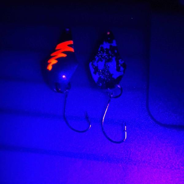 Stormy 2.3g Spoon #058 UV Aktiv FlipFlop Bug Red / Black White Holo