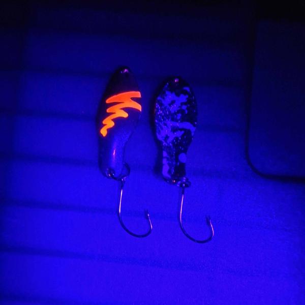 Storm 2.5g Spoon #058 UV Aktiv FlipFlop Bug Red / Black White Holo