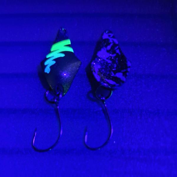 Stormy 2.3g Spoon #056 UV Aktiv FlipFlop Bug Yellow Blue / Black White Holo