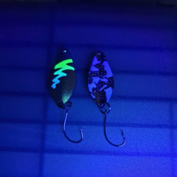 Belly 2.5g Spoon #056 UV Aktiv FlipFlop Bug Yellow Blue / Black White Holo