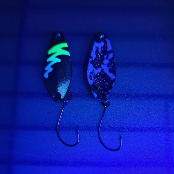 Sting 2.5g Spoon #056 UV Aktiv FlipFlop Bug Yellow Blue / Black White Holo